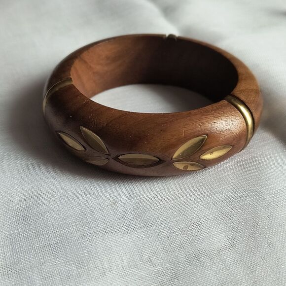 Vintage Carved Chunky Brown Wood Bangle Bracelet with Gold Tone Leaf Inlays - Picture 2 of 6